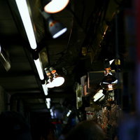 蛍光灯が並ぶ秋葉原電波会館の店内の写真