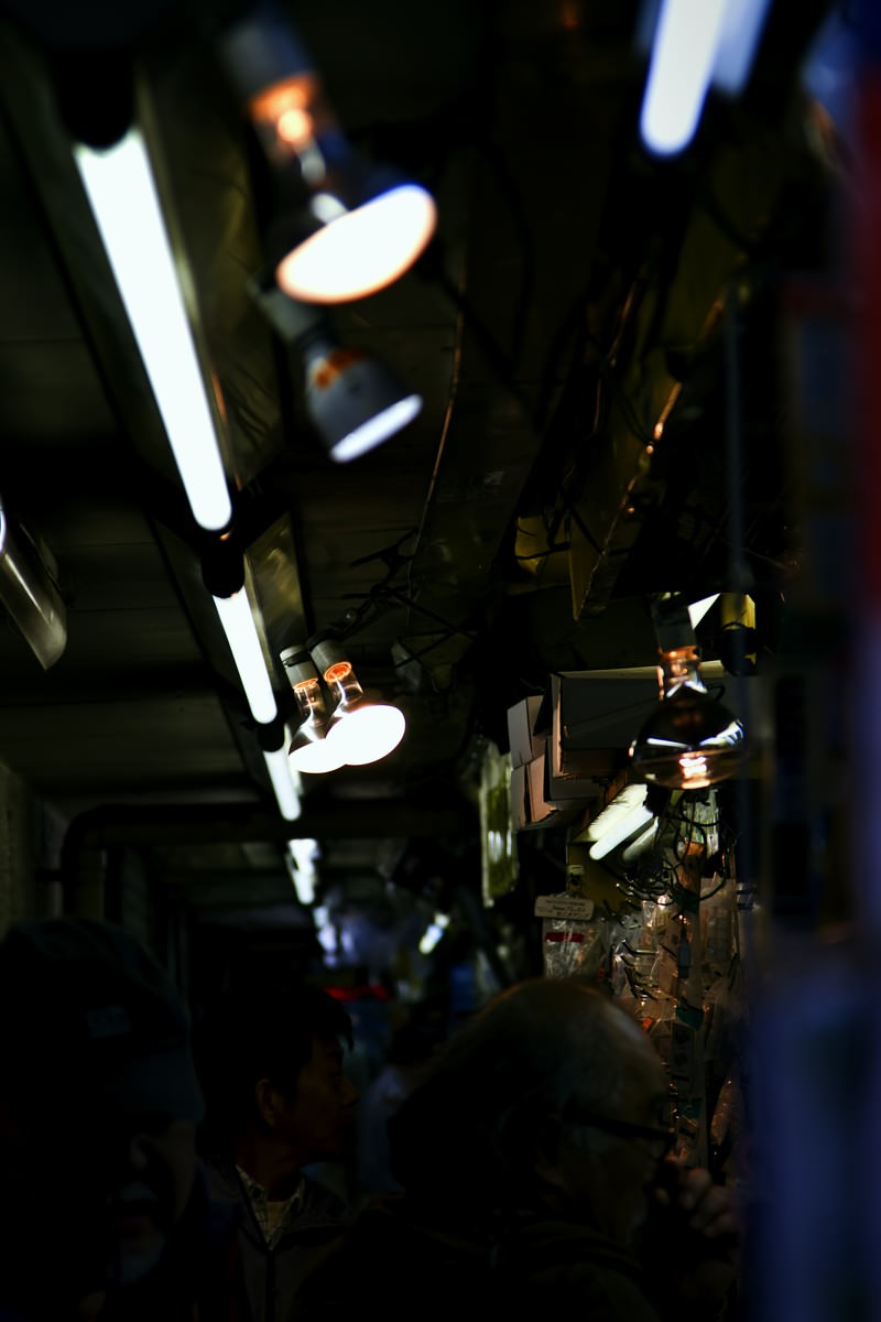 秋葉原電波会館の天井の蛍光灯