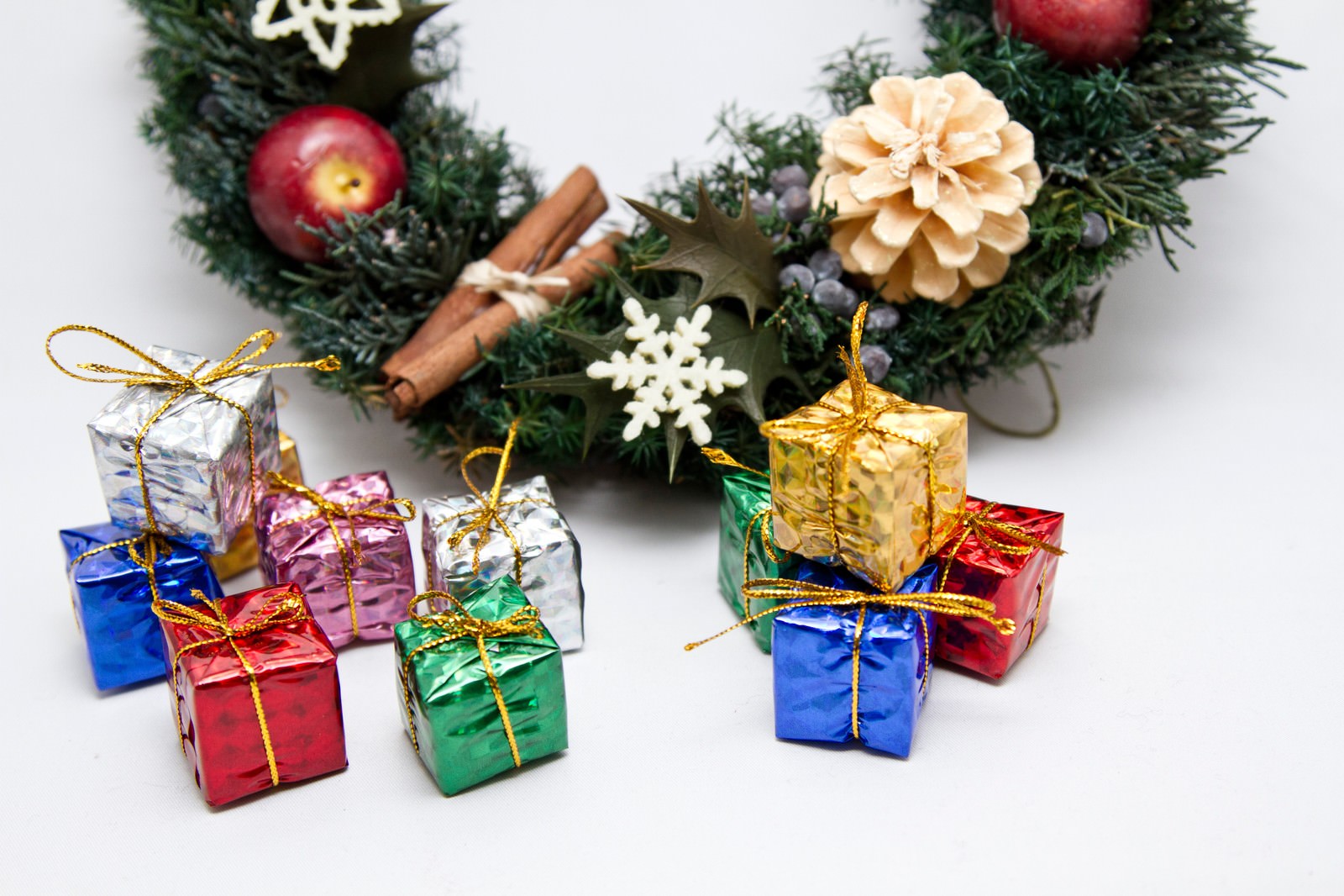 クリスマスリースとミニプレゼント