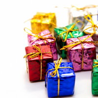 金色のリボンで結ばれたカラフルなプレゼントボックスの写真