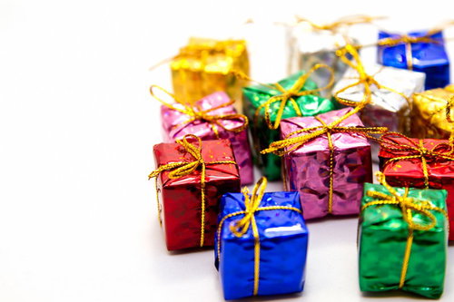 金色のリボンで結ばれたカラフルなプレゼントボックス