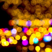 丸くぼけた光が広がるイルミネーションのボケの写真