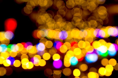 丸くぼけた光が広がるイルミネーションのボケ