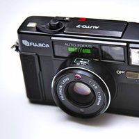 白背景に置かれた古いレトロなフィルムカメラの写真