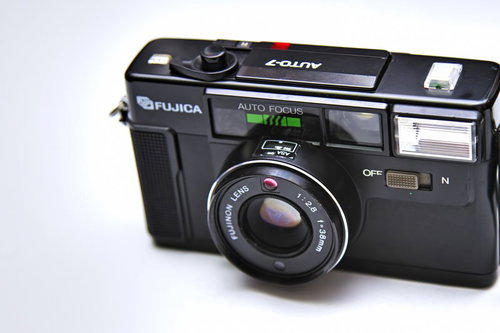 白背景に置かれた古いレトロなフィルムカメラ