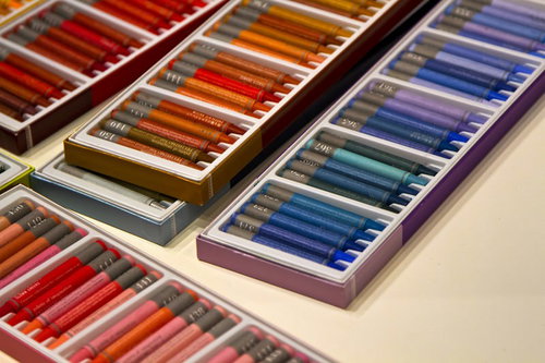 透明ケースに並んだカラフルな刺繍糸