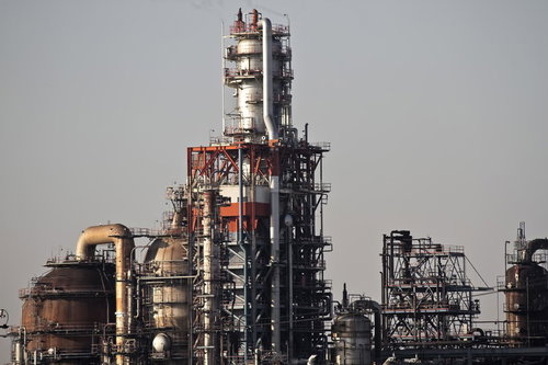 灰色の空の下に立つ工業地帯のコンビナート