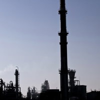 夕暮れの空に浮かぶ工場地帯のシルエットの写真