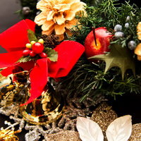 赤いリボンと松ぼっくりのクリスマス飾りの写真