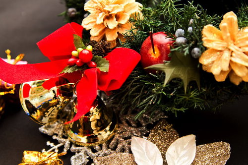 赤いリボンと松ぼっくりのクリスマス飾り