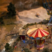 メリーゴーランドがある遊園地のミニチュアの写真