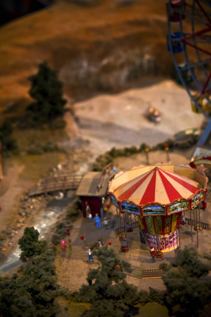 メリーゴーランドがある遊園地のジオラマ