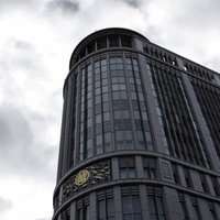 曇り空の下の日本橋三越ビルの外観の写真