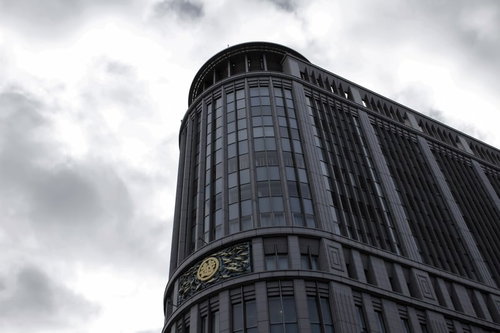 曇り空の下の日本橋三越ビルの外観