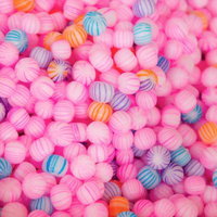 すじ模様が入ったピンク色の丸い飴の写真