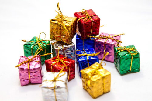 金色のリボンが付いた積み重ねたプレゼントボックス