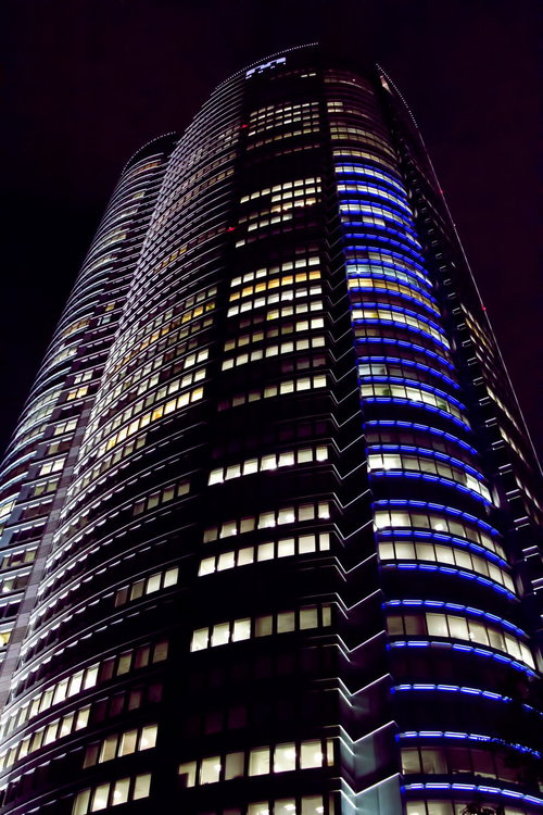 夜空に浮かぶライトアップされた六本木ヒルズ