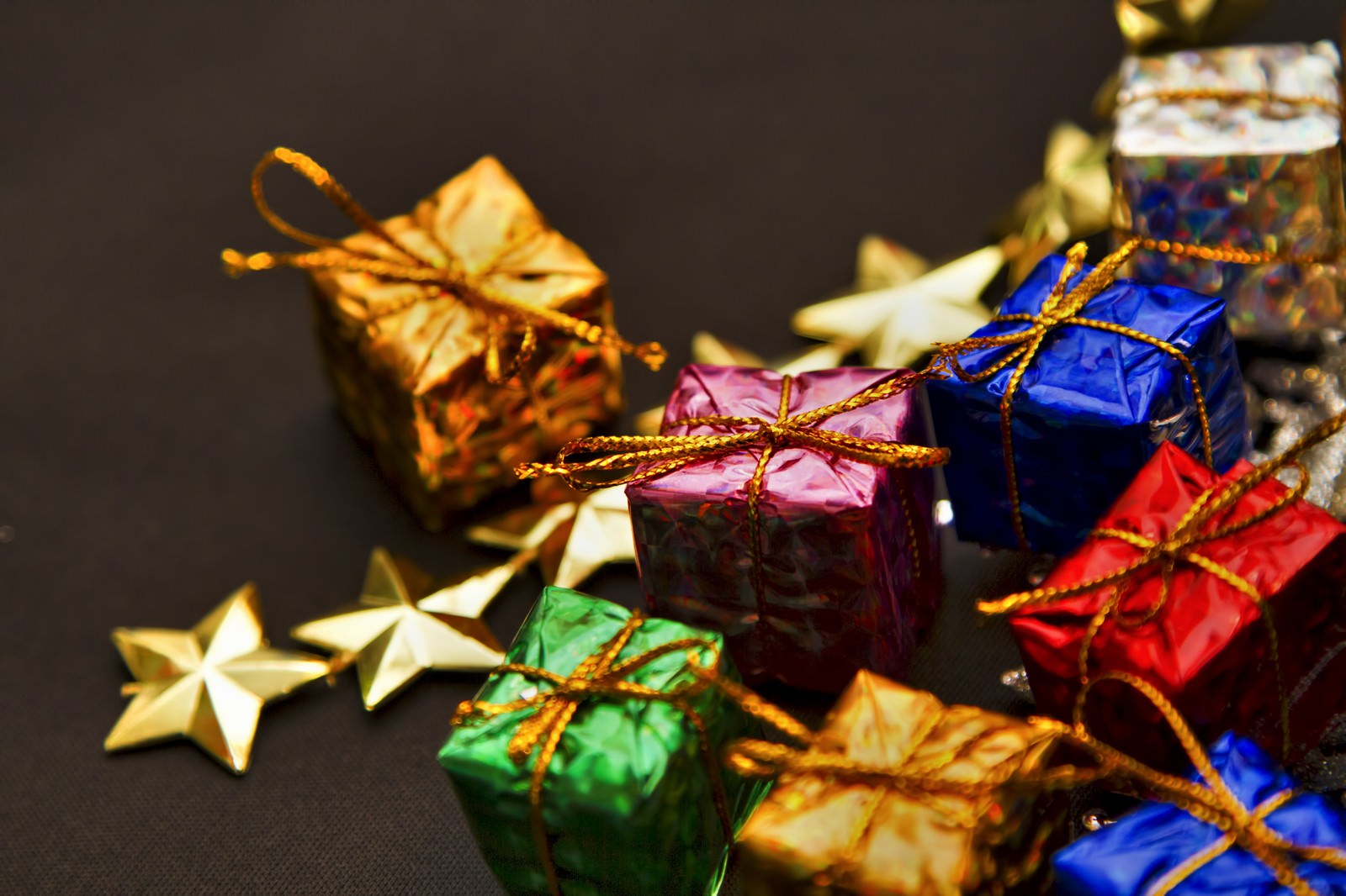 金色の星飾りとプレゼントボックス