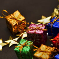 金色のリボンが添えられたスターとプレゼントボックスの写真