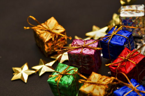 金色のリボンが添えられたスターとプレゼントボックス