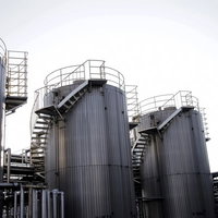 らせん階段が取り付けられたメタリックなタンクの写真