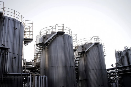 らせん階段が取り付けられたメタリックなタンク