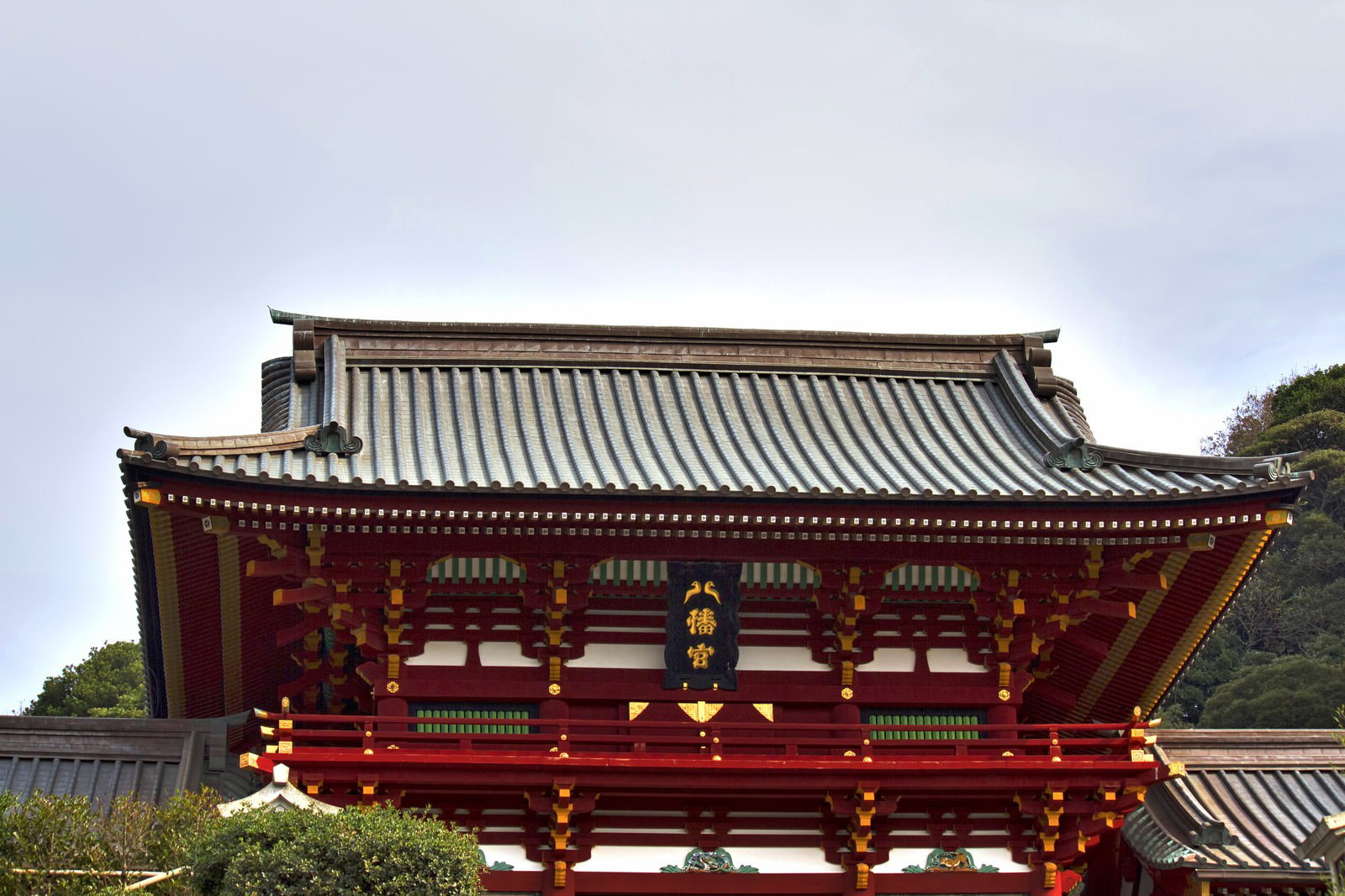 鶴岡八幡宮の屋根と正面の装飾