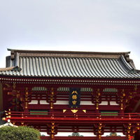 装飾が施された鶴岡八幡宮の屋根と正面の写真