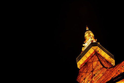 下から見上げた夜の東京タワーのライトアップ