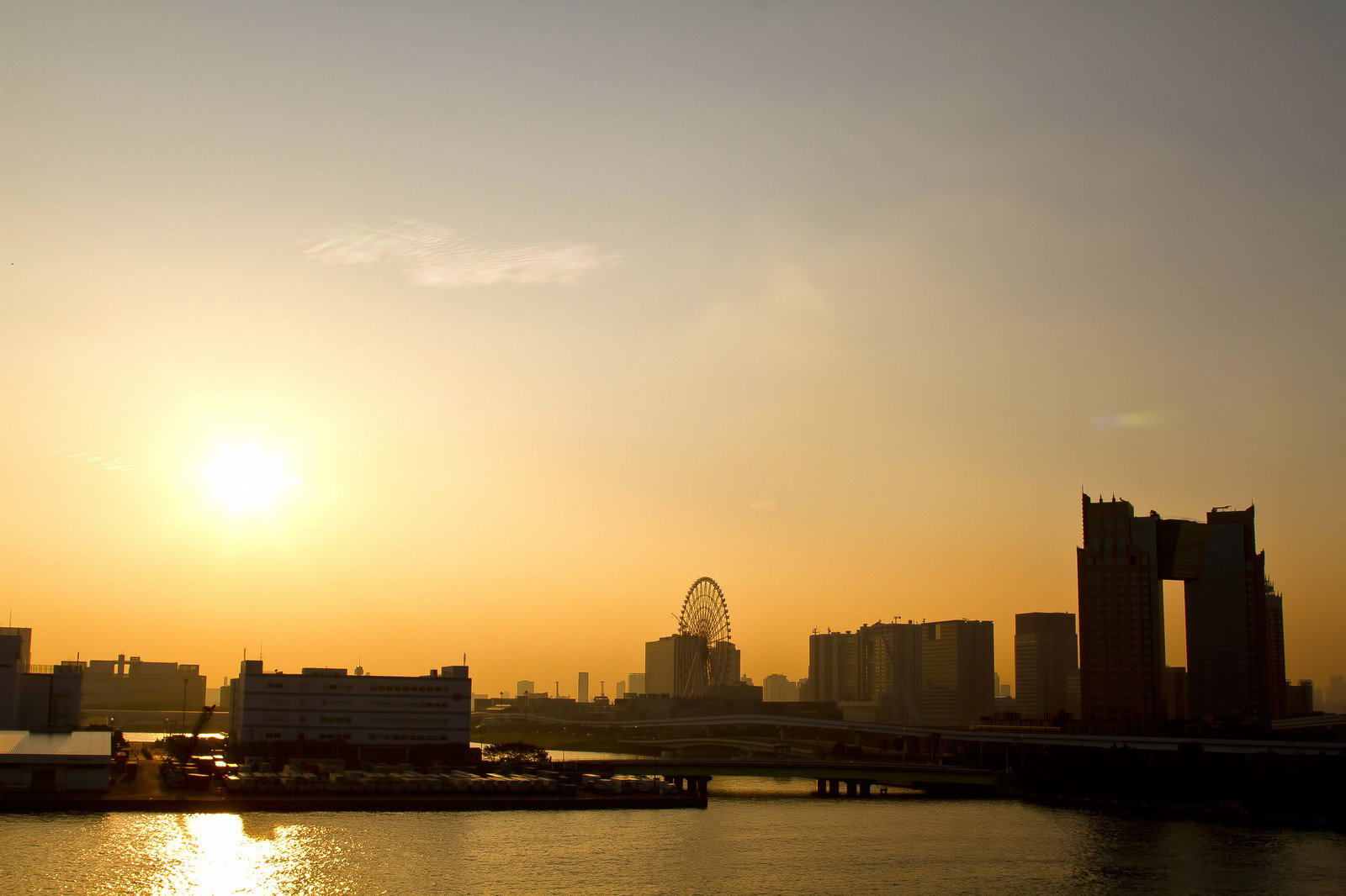夕焼けのお台場と観覧車のシルエット