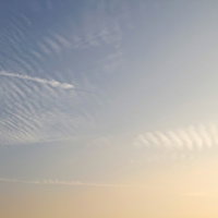 筋状の雲が広がる夕焼け空の写真