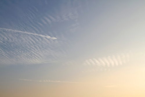 筋状の雲が広がる夕焼け空