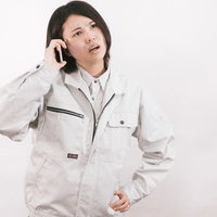 納期遅れて電話越しに怒鳴る現場監督の女性の写真