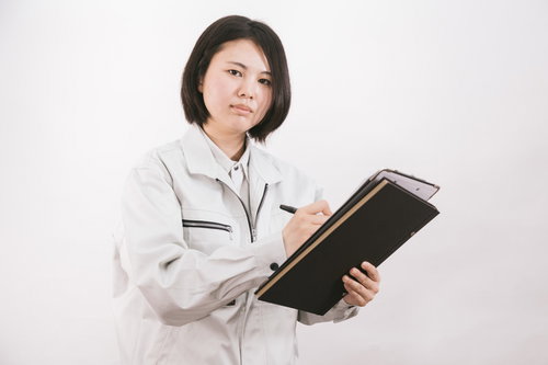 雨風の中で傘を持つ女性現場監督