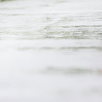 梅雨の日の足元とサンダルと水たまりの写真