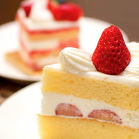 白い皿に盛られたいちごのショートケーキの写真