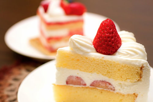 白い皿に盛られたいちごのショートケーキ