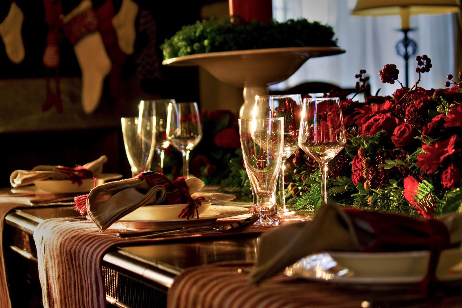 赤いバラとワイングラスのテーブル