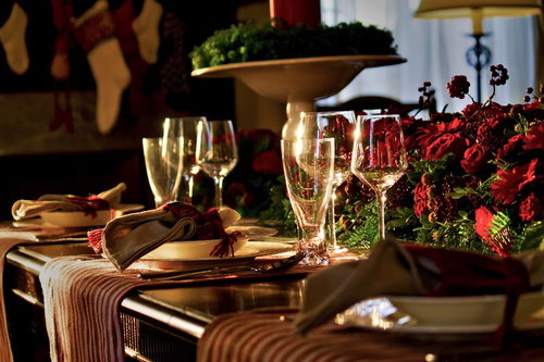赤い薔薇とワイングラスが並ぶテーブルセッティング