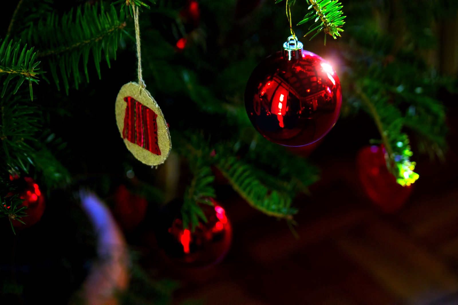 クリスマスツリーの赤いガラス玉飾り