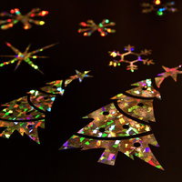 キラキラ光るクリスマスツリー型のシール飾りの写真