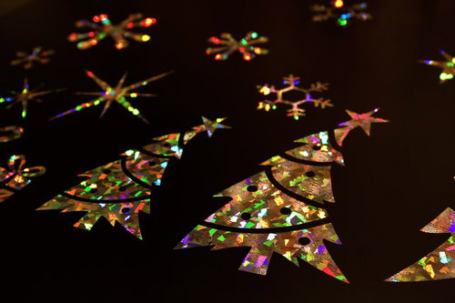 キラキラ光るクリスマスツリー型のシール飾り