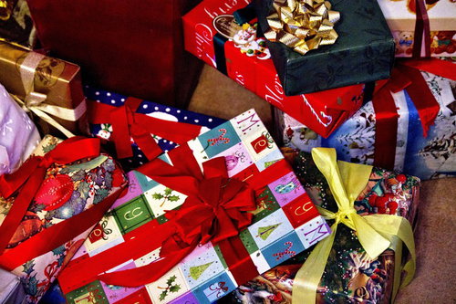 赤と金のリボンが付いたクリスマスプレゼントの山