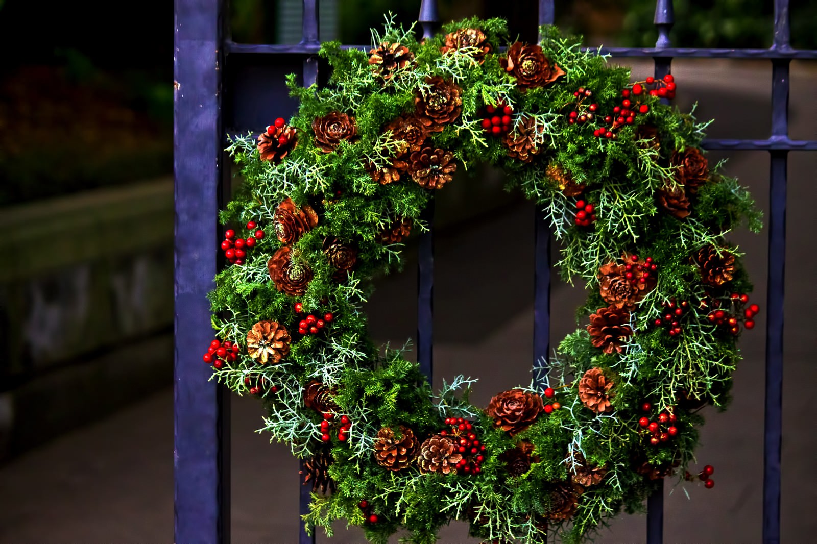 松ぼっくりと赤い実のクリスマスリース