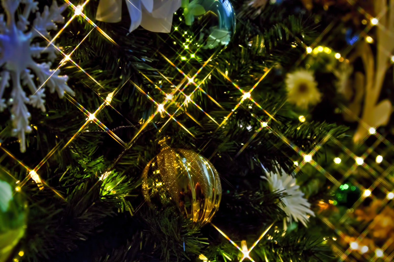 キラキラした金色のクリスマスボール