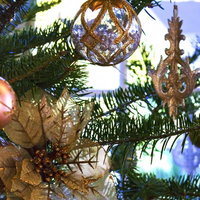 金色と銀色のオーナメントが飾られたクリスマスツリーの写真