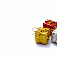 金色のリボンで結ばれた3つのプレゼントボックスの写真