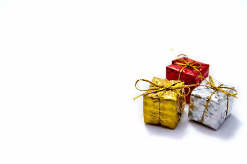 金色のリボンで結ばれた3つのプレゼントボックス