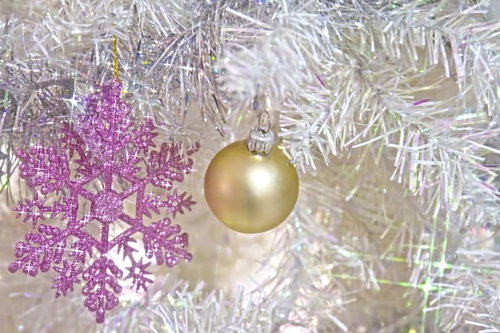 金色と紫の飾りが付いた白いクリスマスツリー