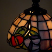 花柄の光が灯るステンドグラス風のランプの写真